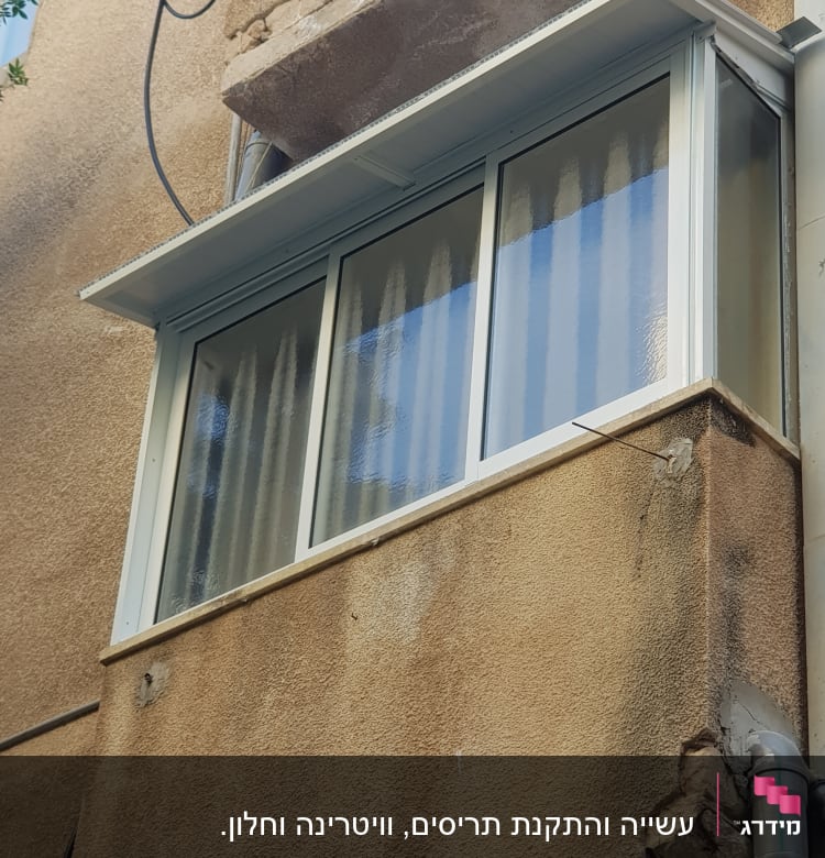 מרפסת עם מסגרת אלומיניום וחלונות זכוכית